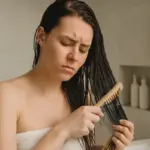 Pettinare i capelli bagnati rovina la chioma? Il momento giusto spiegato dagli esperti