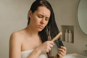 Pettinare i capelli bagnati rovina la chioma? Il momento giusto spiegato dagli esperti